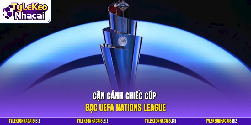 Cận cảnh chiếc cúp bạc UEFA Nations League
